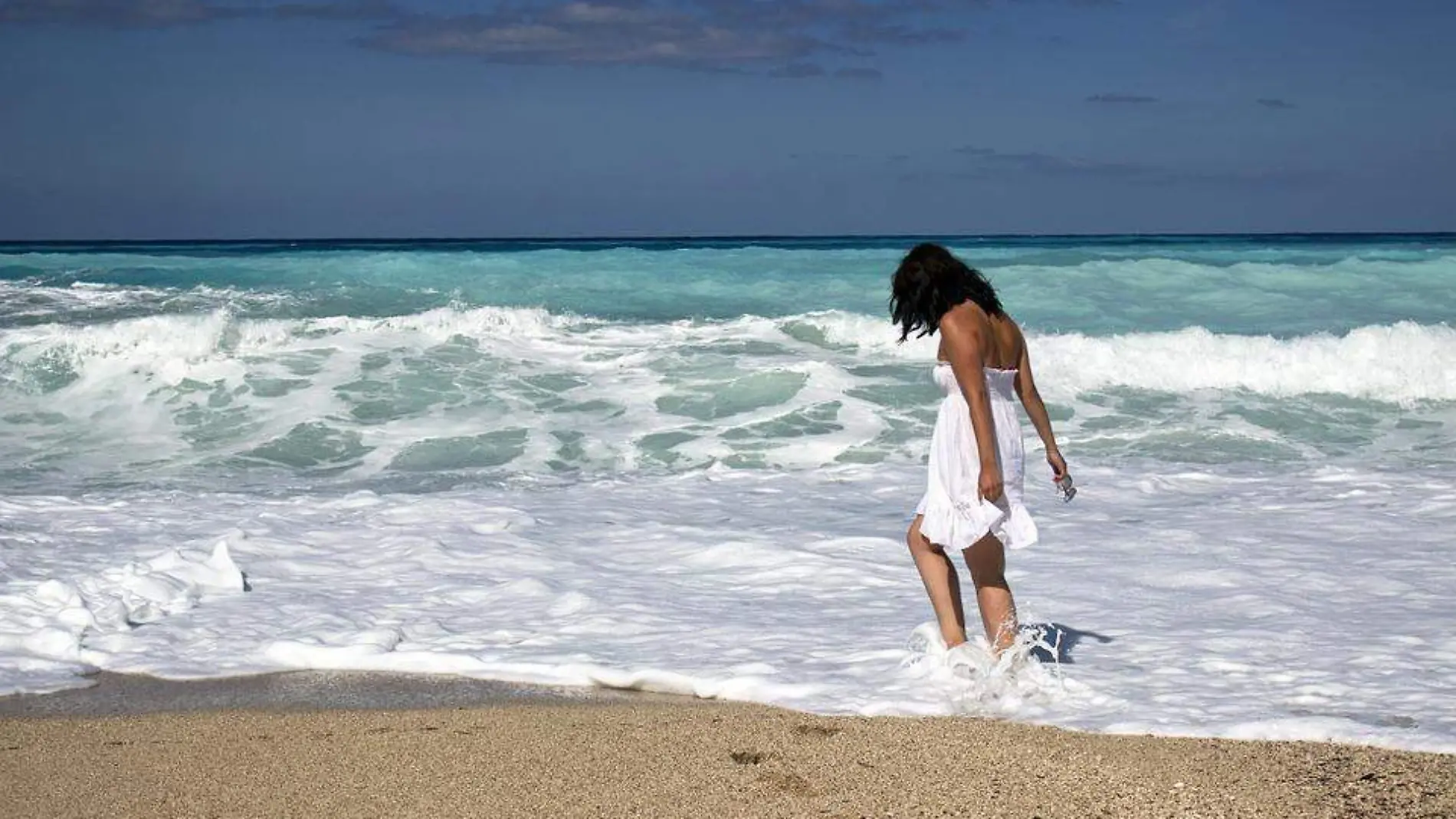 mujer sola en mar